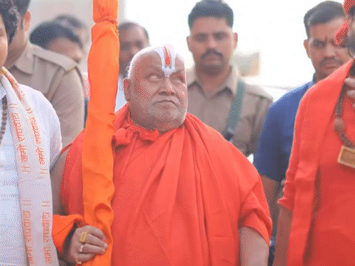 ‘अधम मानते हैं’ कहने वाले जगद्गुरु रामभद्राचार्य को नोटिस:प्रयागराज कोर्ट में तलब, कहा था- ऊंचे ब्राह्मण चौबे-दीक्षित परिवारों में बेटियां नहीं देते