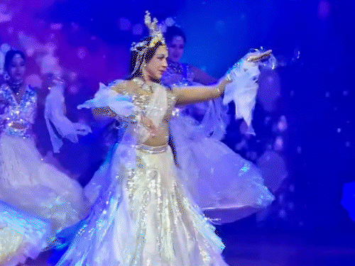 78 साल की हेमा मालिनी ने 90 मिनट डांस किया:मां गंगा बनकर क्रेन से स्टेज पर उतरीं, धरती पर अवतरण की लीला दिखाई, VIDEO