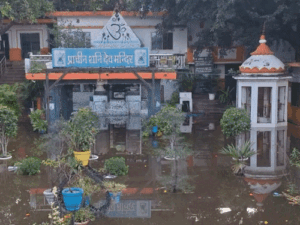लखनऊ में 18 साल बाद आई बाढ़ का ड्रोन VIDEO:हनुमंत धाम, शनिदेव मंदिर, रिवर फ्रंट में भरा पानी; लोग घर छोड़ने को मजबूर