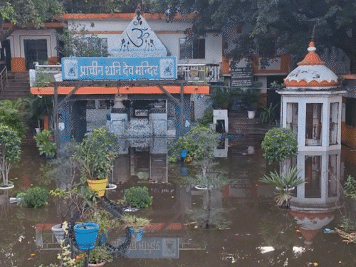 लखनऊ में 18 साल बाद आई बाढ़ का ड्रोन VIDEO:हनुमंत धाम, शनिदेव मंदिर, रिवर फ्रंट में भरा पानी; लोग घर छोड़ने को मजबूर