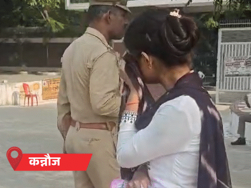 यूपी PET परीक्षा- लड़कियों की बाली, पायल, चेन तक उतरवाई:जूड़ा खुलवाकर चेकिंग; गलत सेंटर पहुंची छात्रा फूट-फूटकर रोई, पुलिसवाले ने बाइक से पहुंचाया