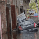 लखनऊ बाढ़-40 हजार घर डूबे, सड़कों पर चल रहीं नाव:कारें-बाइकें डूबीं, राशन खराब; घर छोड़कर किराए पर रह रहे लोग