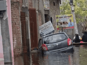 लखनऊ बाढ़-40 हजार घर डूबे, सड़कों पर चल रहीं नाव:कारें-बाइकें डूबीं, राशन खराब; घर छोड़कर किराए पर रह रहे लोग