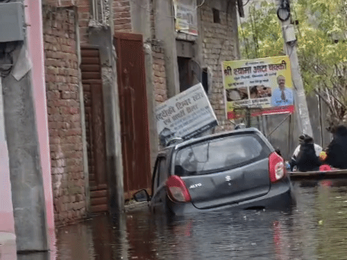 लखनऊ बाढ़-40 हजार घर डूबे, सड़कों पर चल रहीं नाव:कारें-बाइकें डूबीं, राशन खराब; घर छोड़कर किराए पर रह रहे लोग